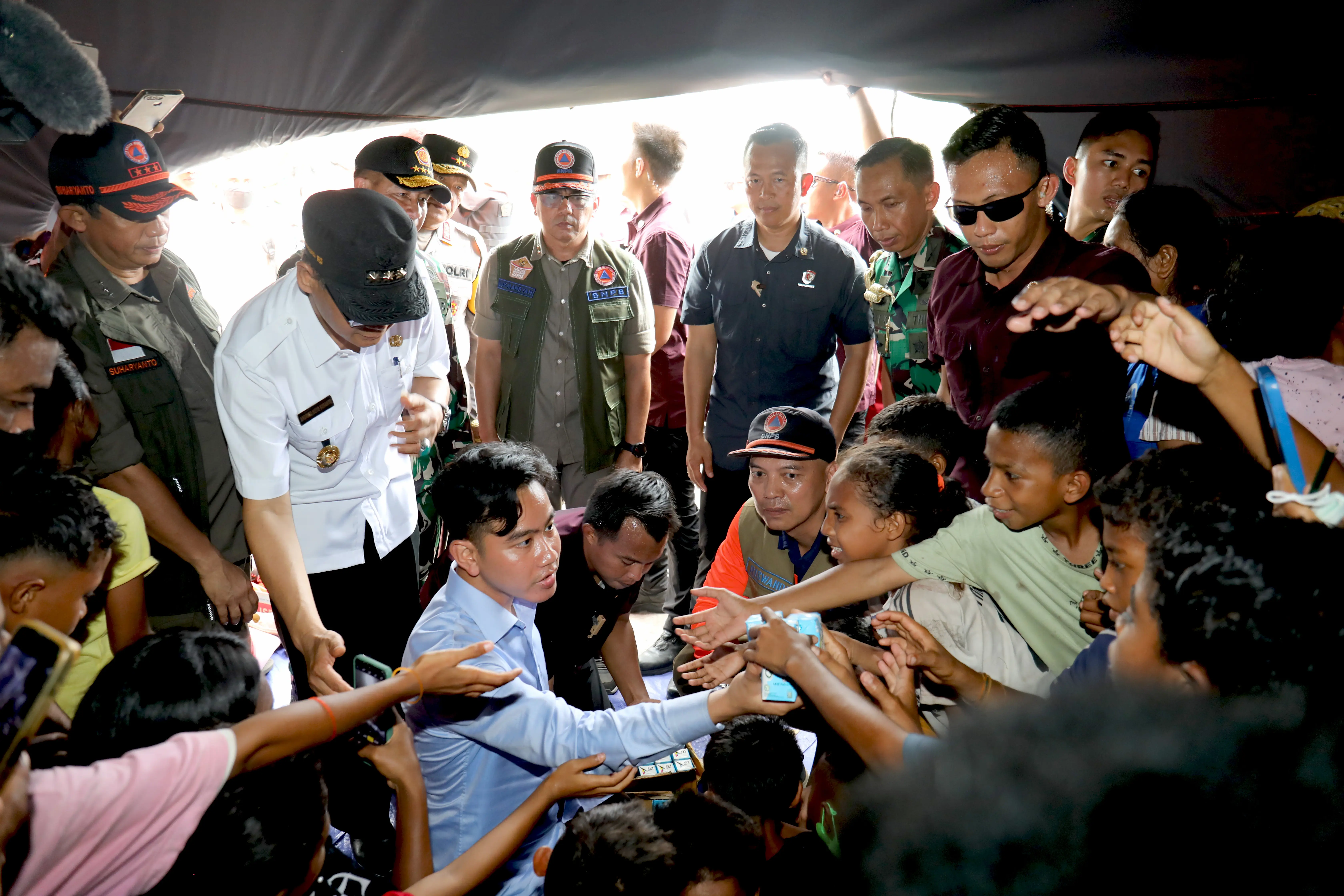 Wakil Presidene Rpublik Indonesia Gibran Rakabuming saat menyapa dan berdialog langsung dengan warga di pos lapangan  Desa Konga,  Kecamatan Titehena, Kabupaten Flores Timur, Nusa Tenggara Timur, pada Kamis (14/11).